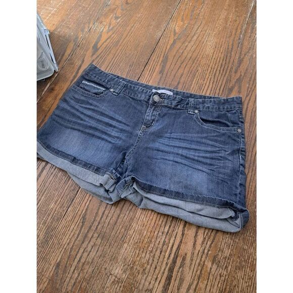 Size 16 Maurices Cuffed Hem Denim Blue Jean Shorts with Pockets and Belt Loops - Picture 1 of 2